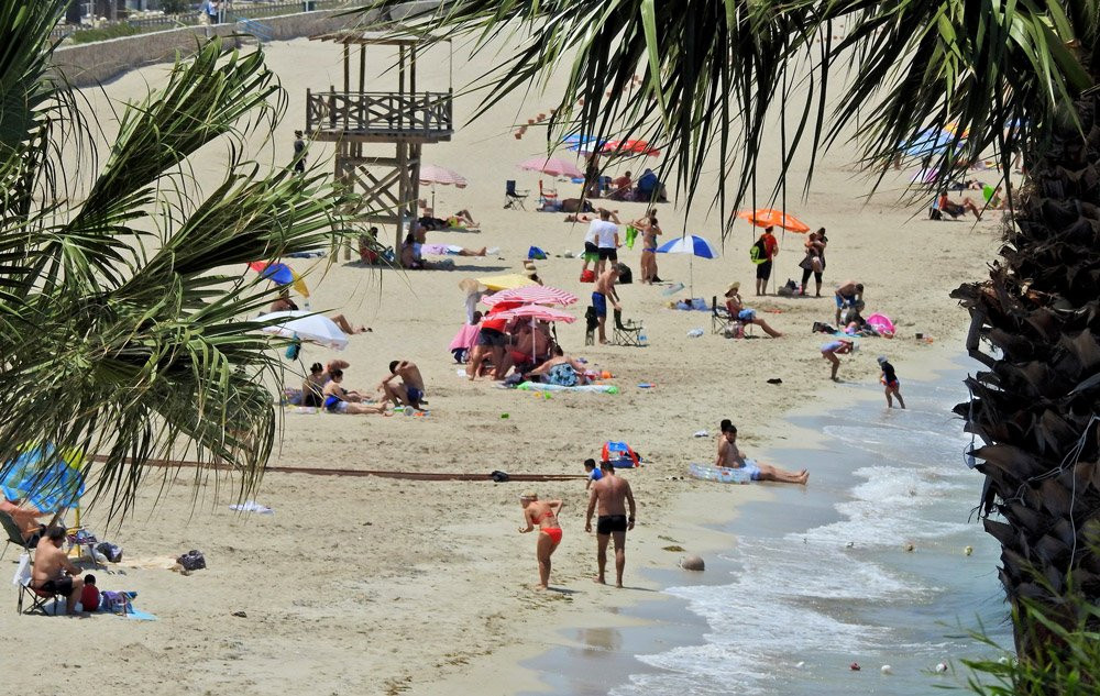 Tatil bölgelerinde seçim molası! Plajlar bomboş... - Resim : 1