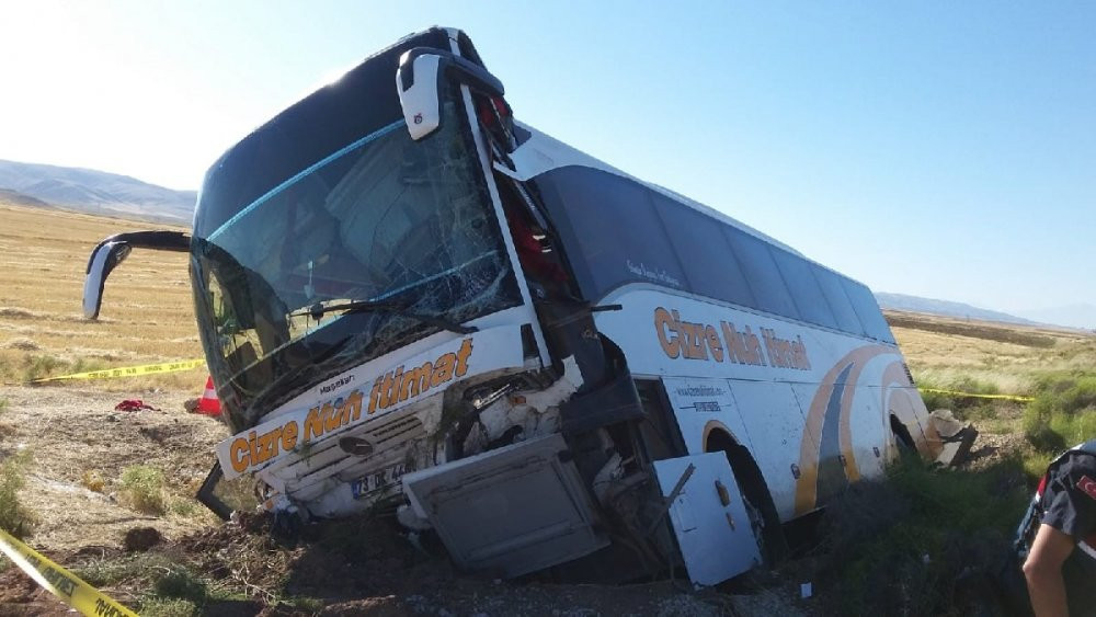 Aksaray’da yolcu otobüsü devrildi: Çok sayıda yaralı var - Resim : 2