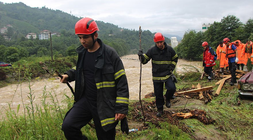 Rize’de 1 kişi sel sularına kapılarak kayboldu - Resim : 3