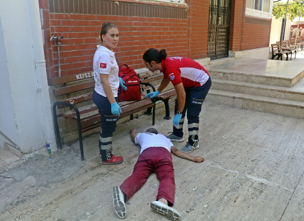 Alkol zamlarının ardından kolonya içen bağımlı bir vatandaş bayıldı - Resim : 1