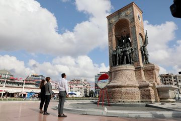 CHP'nin 97. kuruluş yıl dönümünde, İl Başkanlığı Taksim Cumhuriyet Anıtı'na çelenk bıraktı - Resim : 2