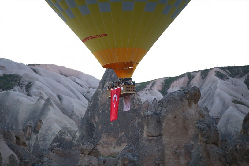 Kapadokya'da balonlar Türk bayrakları ve Atatürk posteri ile uçtu - Resim : 1