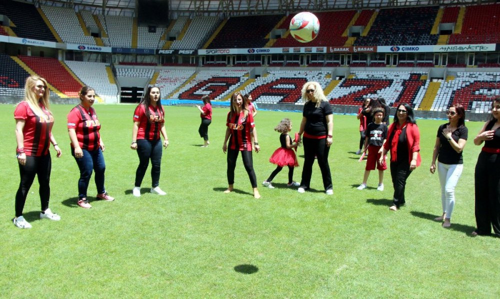 Gaziantepli kadınlar kötü tezahüratı sonlandırıp tribünü renklendirecek - Resim : 2