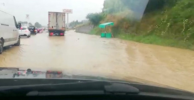 D-100 sel sularına teslim oldu, yol trafiğe kapandı - Resim : 2