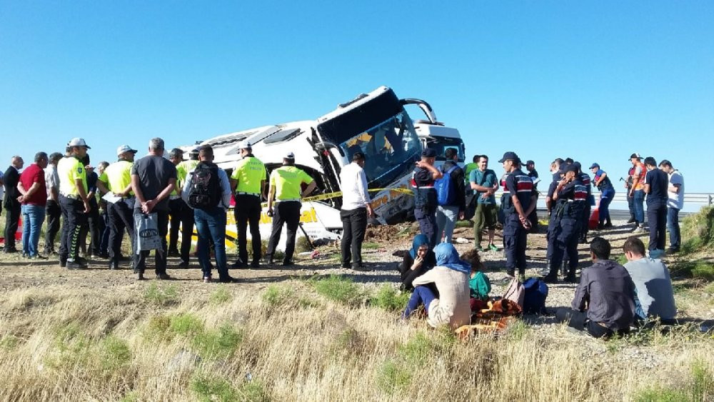 Aksaray’da yolcu otobüsü devrildi: Çok sayıda yaralı var - Resim : 1