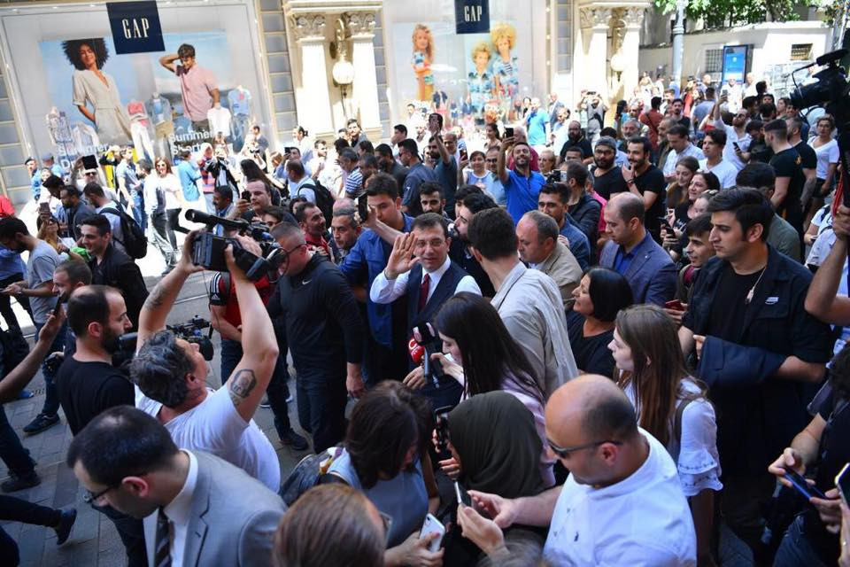 Ekrem İmamoğlu'na İstiklal Caddesi'nde sevgi seli - Resim : 2