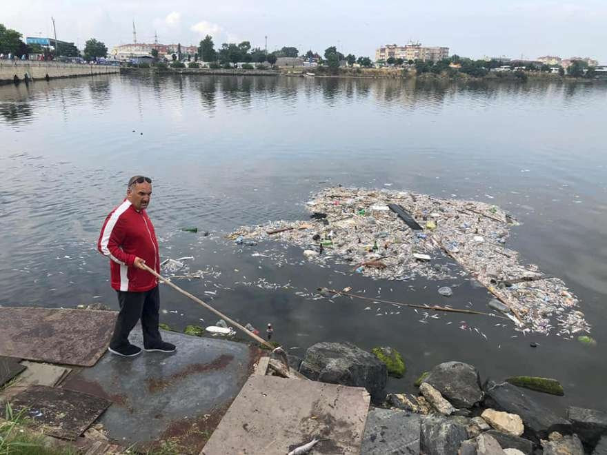 Küçükçekmece Gölü’nde tedirgin eden manzara - Resim : 2