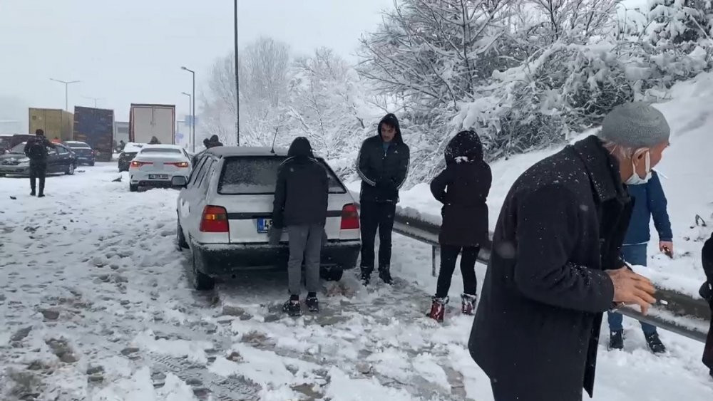 TEM Otoyolu'nda zincirleme kaza: 37 araç birbirine girdi - Resim : 1