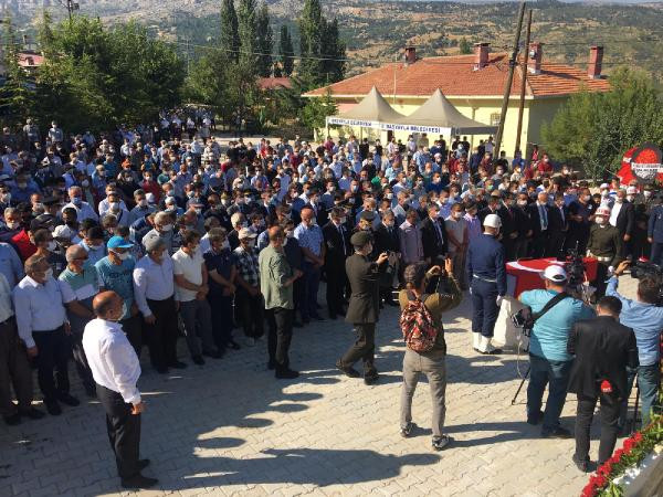 Düğünü yapılması planlanan okul bahçesinde şehide cenaze töreni düzenlendi - Resim : 1