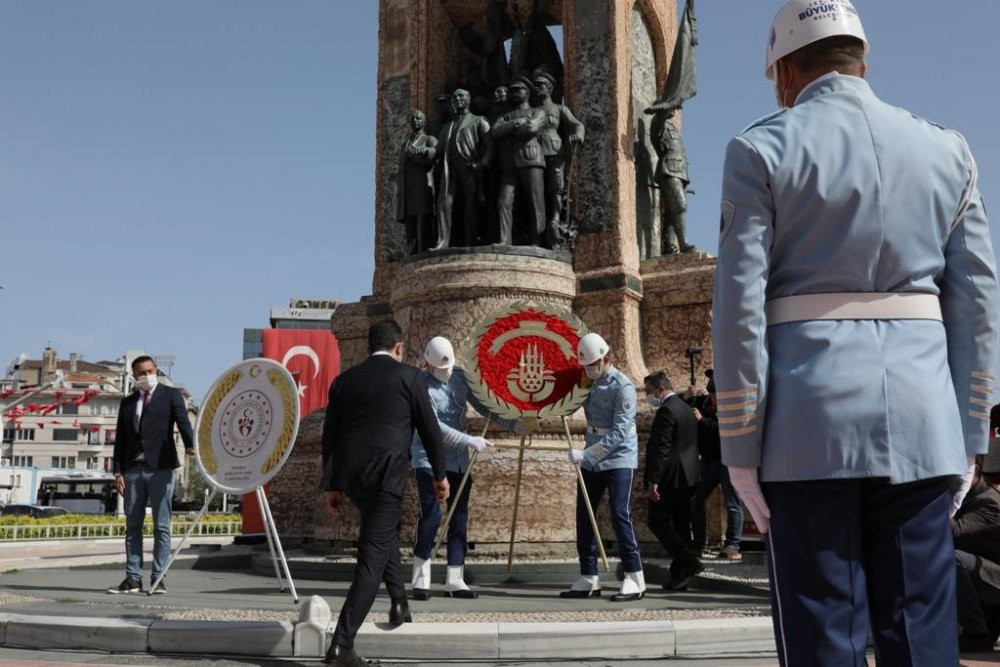 Ekrem İmamoğlu, 23 Nisan’ın 101’inci yıl dönümünde Taksim’deydi - Resim : 2