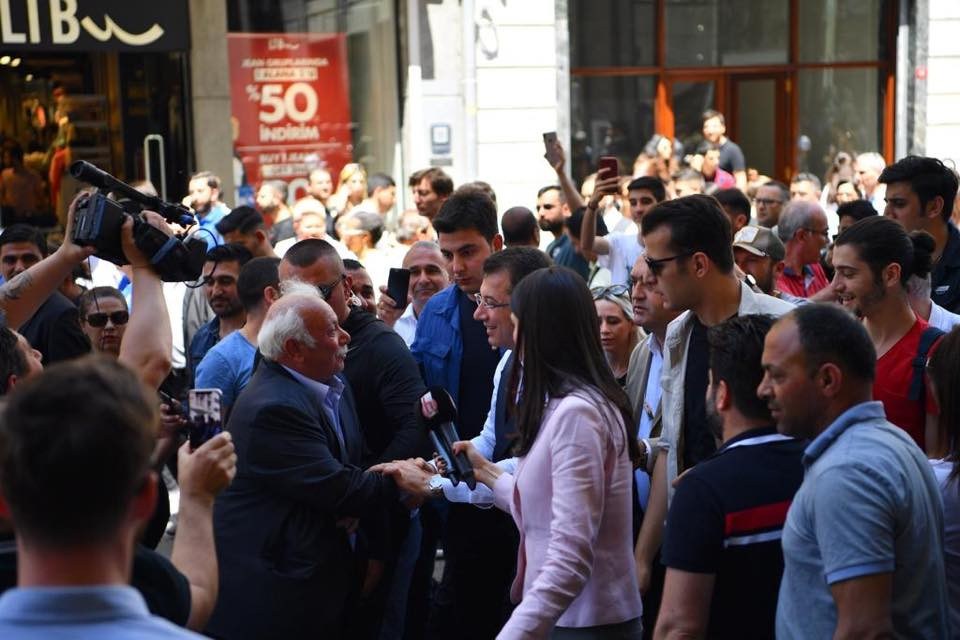 Ekrem İmamoğlu'na İstiklal Caddesi'nde sevgi seli - Resim : 1