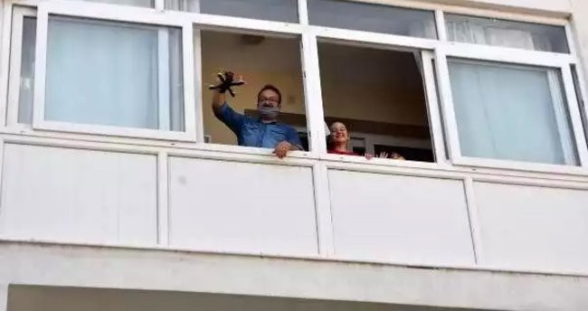 İzmir ve Ankara'da drone ile çocuklara bayram harçlığı - Resim : 1