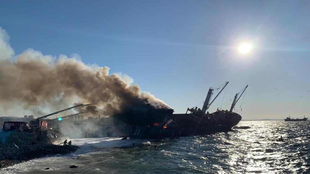 İstanbul'da karaya oturan gemide yangın! - Resim : 1