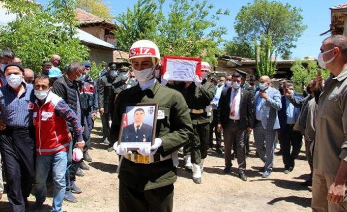 Şehit İstihkam Uzman Onbaşı Yasin Özdamar gözyaşları içinde son yolculuğuna uğurlandı - Resim : 2