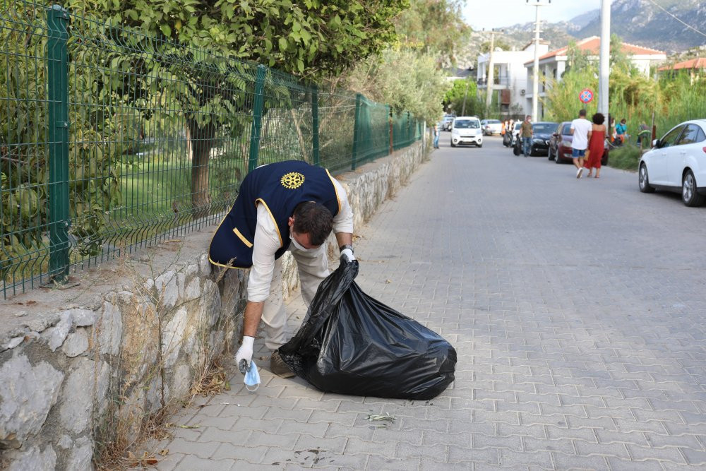 Dünya Temizlik gününde yerlerden maske toplandı - Resim : 1