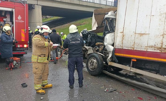 10 aracın karıştığı zincirleme kaza TEM&rsquo;i kapattı - Resim : 3