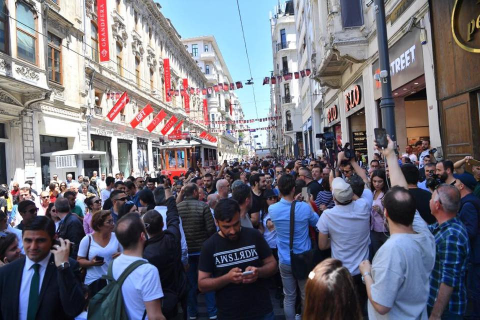 Ekrem İmamoğlu'na İstiklal Caddesi'nde sevgi seli - Resim : 3