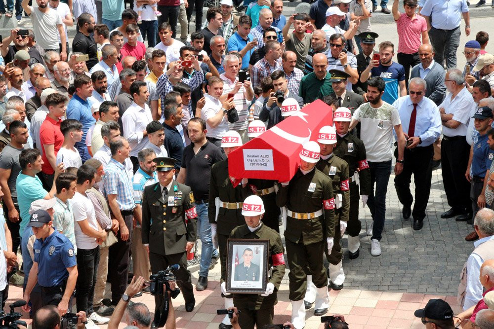 Türkiye şehitlerini sonsuzluğa uğurluyor! - Resim : 2