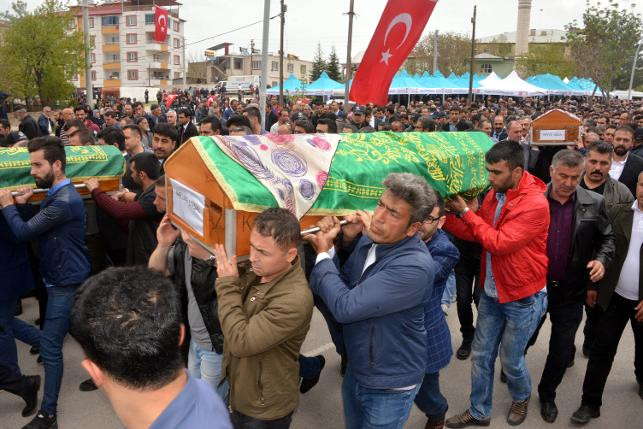 1 Mayıs'a giderken hayatını kaybeden emekçiler, son yolculuklarına uğurlandı - Resim : 5