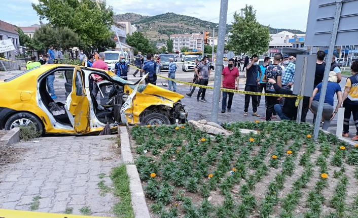 Kaldırımda yürürken devrilen TIR’ın altında kalan iki kişi hayatını kaybetti - Resim : 1