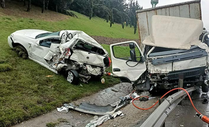 10 aracın karıştığı zincirleme kaza TEM&rsquo;i kapattı - Resim : 1