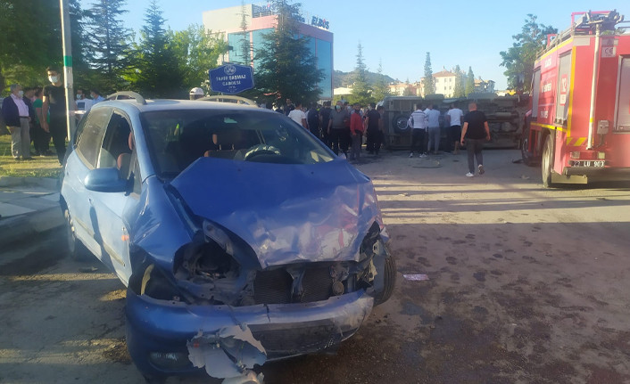 Elazığ'da minibüs, otomobil ve motosiklet kaza yaptı: 19 yaralı - Resim : 2