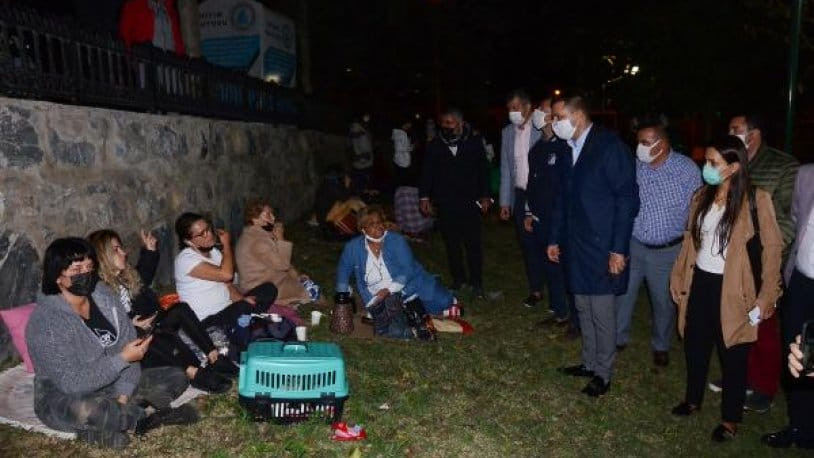İzmirli yurttaşlar geceyi sokakta geçirdi - Resim : 1