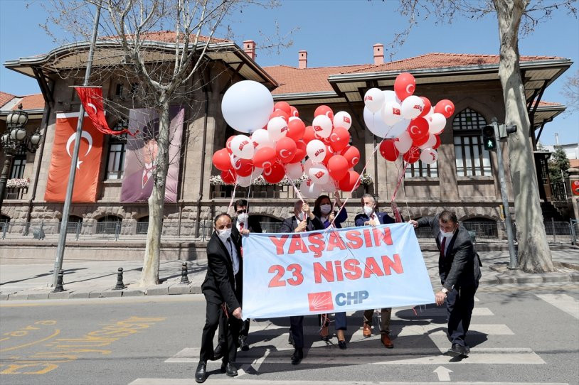 CHP'li milletvekilleri, Birinci Meclis önünde gökyüzüne balon bıraktı - Resim : 1