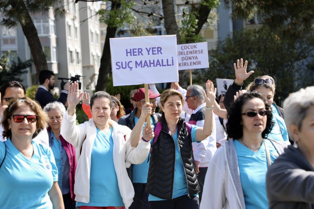 Çocuk istismarını protesto ettiler - Resim : 2