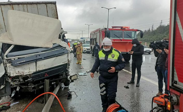 10 aracın karıştığı zincirleme kaza TEM&rsquo;i kapattı - Resim : 2
