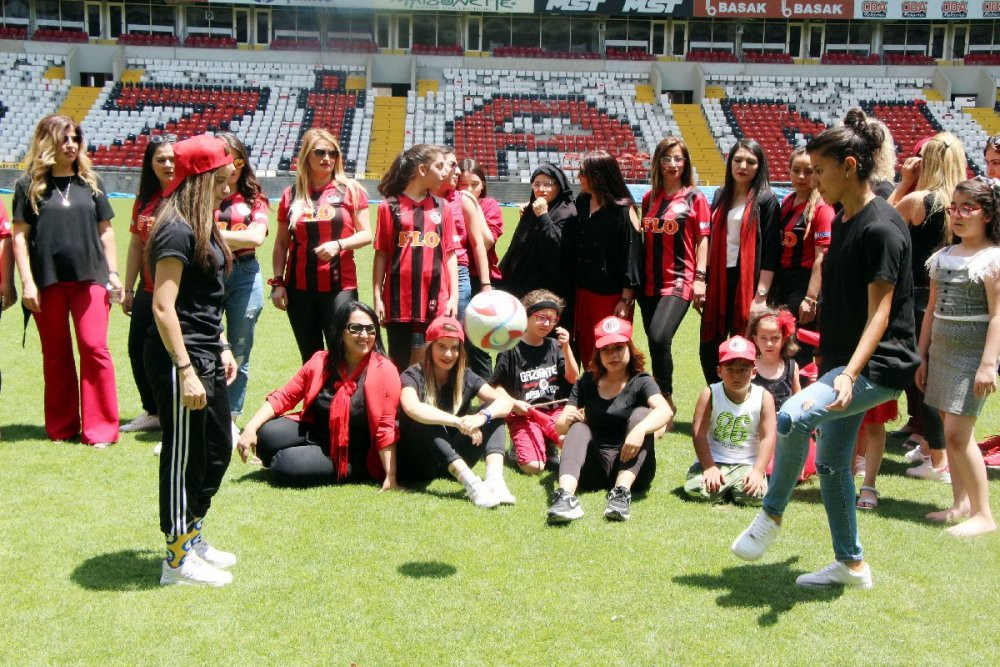 Gaziantepli kadınlar kötü tezahüratı sonlandırıp tribünü renklendirecek - Resim : 6