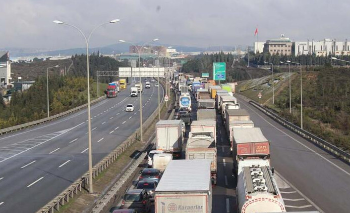 İstanbul'a girişleri yasaklanmıştı: TEM'de TIR kuyruğu! - Resim : 1