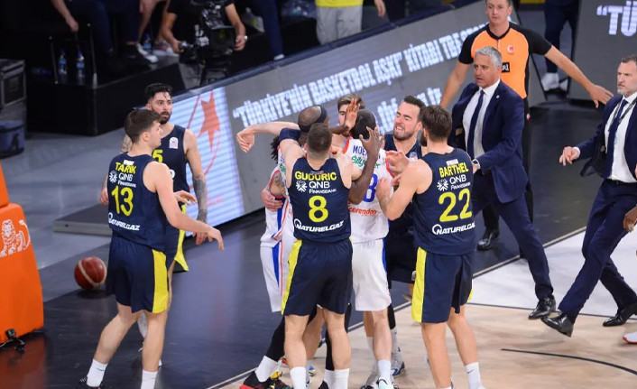 Anadolu Efes - Fenerbahçe Beko maçında kavga çıktı - Resim : 2