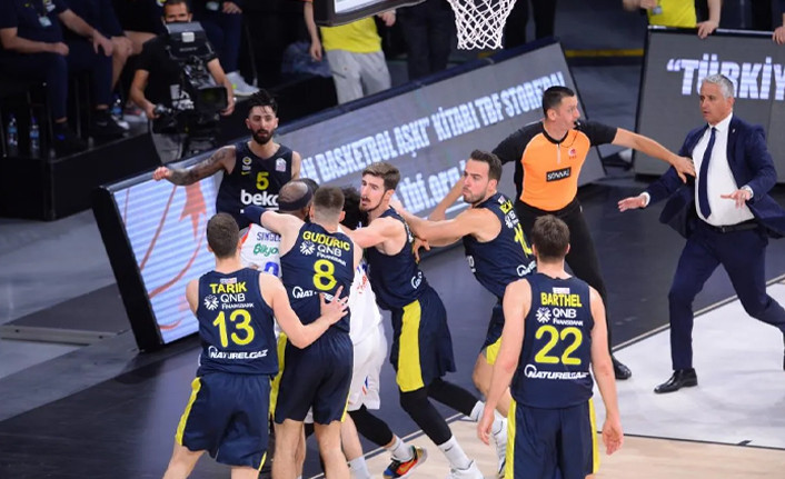 Anadolu Efes - Fenerbahçe Beko maçında kavga çıktı - Resim : 1