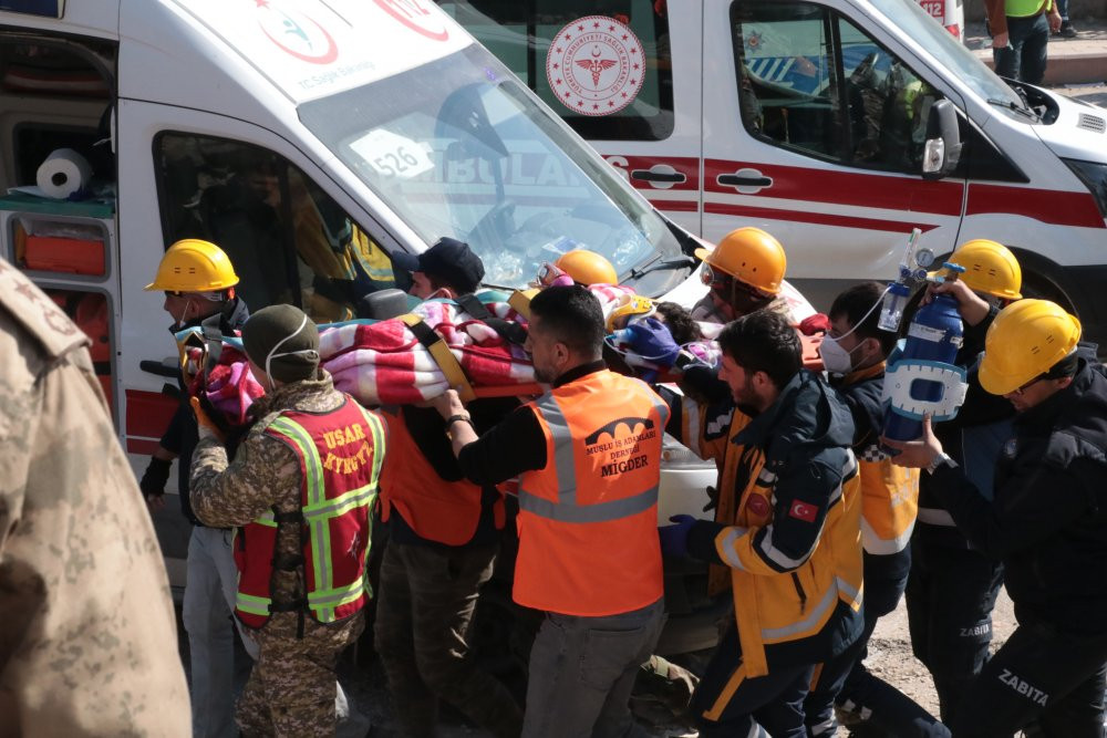 Antakya'da depremin 296. saatinde 3 kişi sağ çıkarıldı - Resim : 1