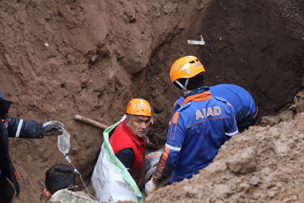 Toprak kaymasında sıkışan işçi 3 saatte kurtarıldı - Resim : 1