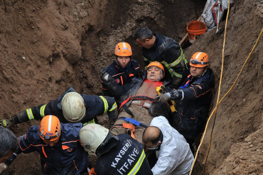 Toprak kaymasında sıkışan işçi 3 saatte kurtarıldı - Resim : 3