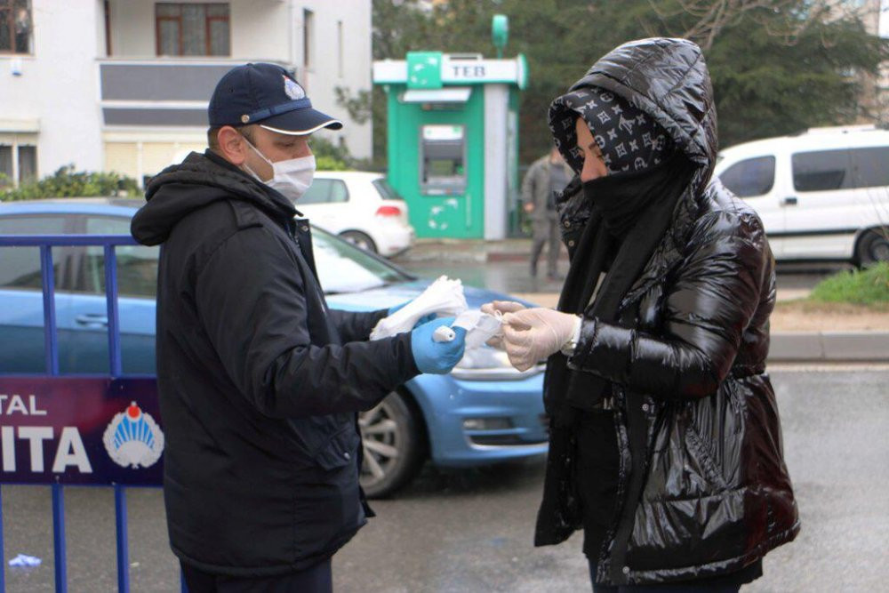 Kartal Belediyesi koronavirüse karşı halka maske dağıttı - Resim : 1