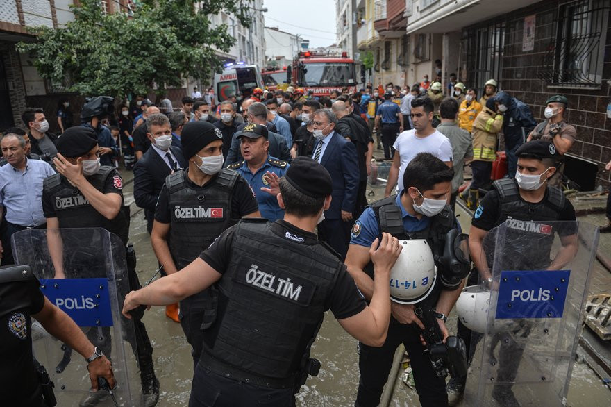 İstanbul'daki selde bir kişi hayatını kaybetti - Resim : 1