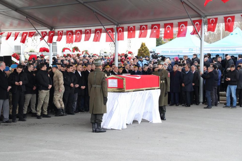 İBB ve Kartal Belediye Başkanı, şehit askerin cenaze törenine katıldı - Resim : 3