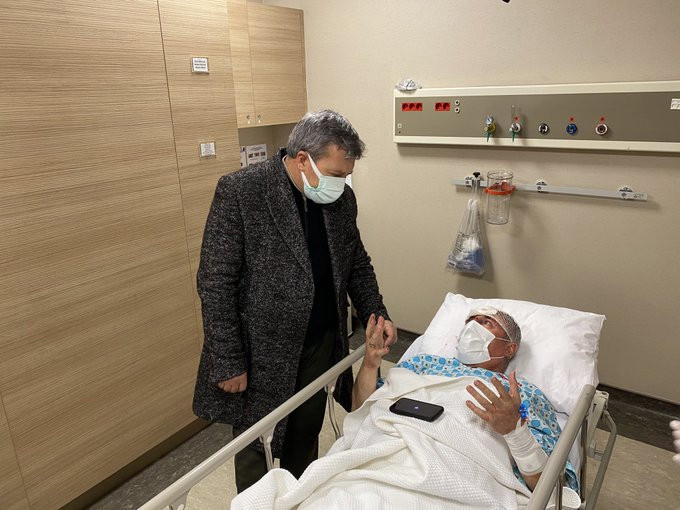 Selçuk Özdağ'a evinin önünde silahlı saldırı - Resim : 4