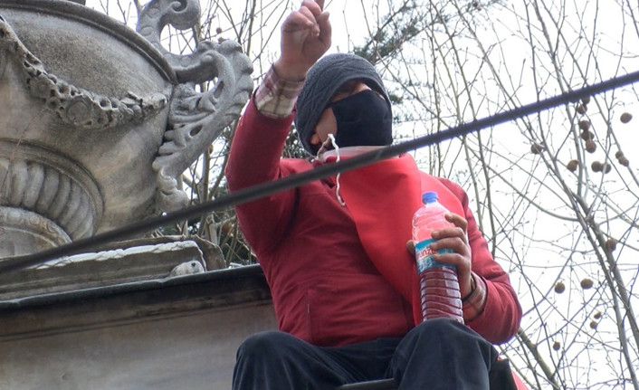 Galatasaray Lisesi kapısında intihar girişimi - Resim : 1