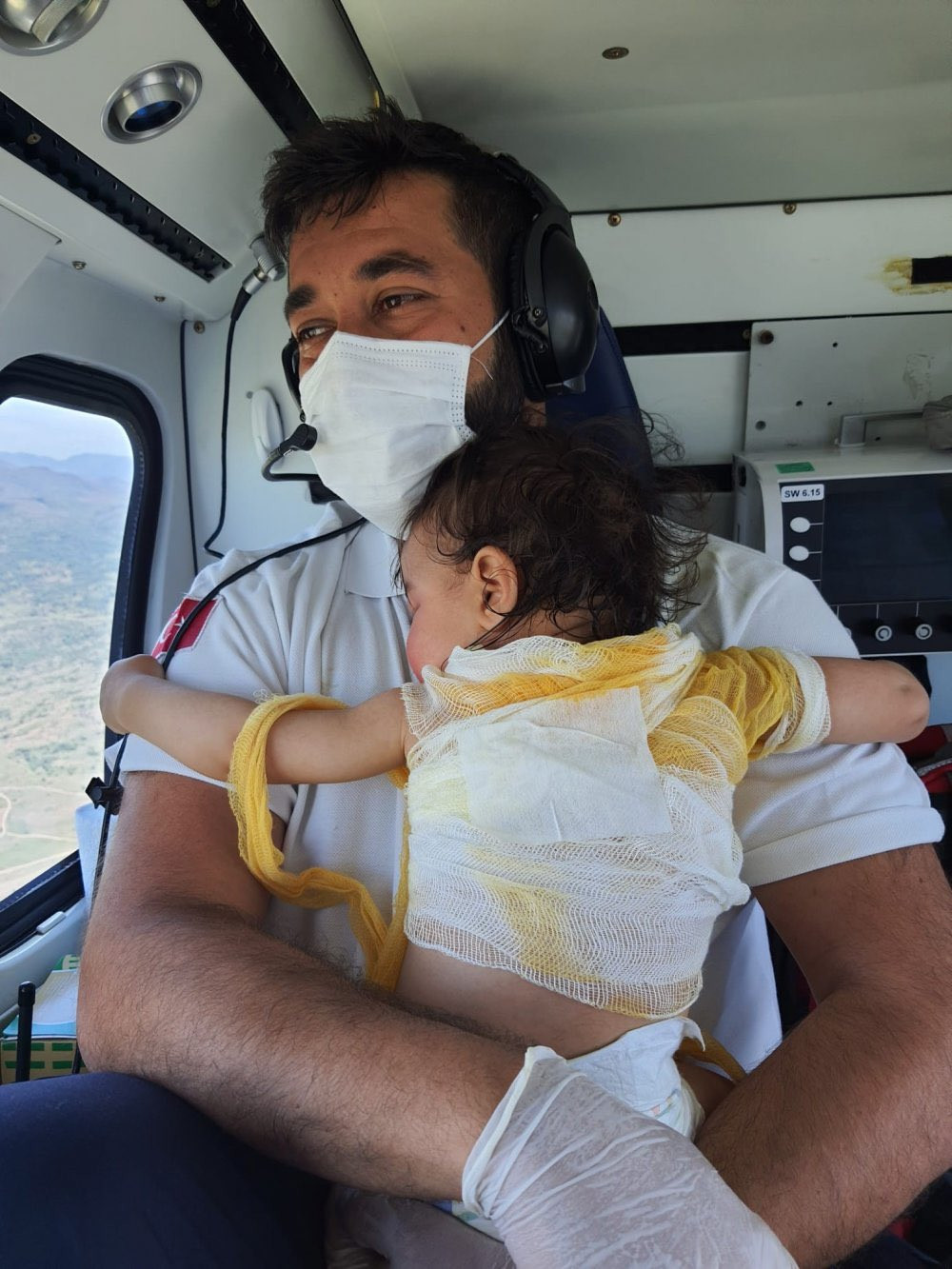 Kaynar suyla yanan Beril bebek ve Acil Tıp Teknisyeni Mehmet Canko'nun fotoğrafı sosyal medyada gündem oldu - Resim : 1