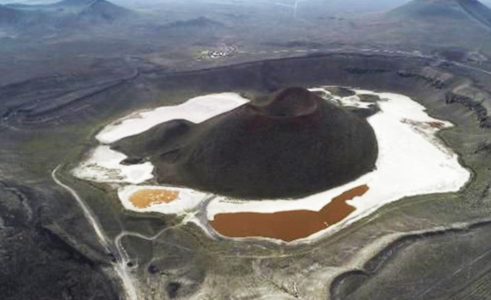 Dünyanın nazar boncuğu olarak bilinen 'Meke Gölü' tamamen kurudu - Resim : 2