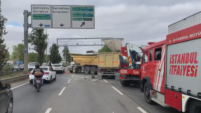 İstanbul'da hafriyat kamyonları çarpıştı - Resim : 1