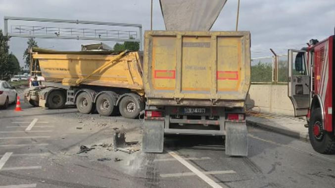 İstanbul'da hafriyat kamyonları çarpıştı - Resim : 2