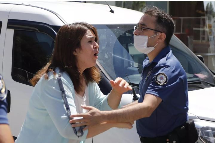 Ankara'da dehşet: Eşini, çalıştığı kafede silahla vurarak öldürdü - Resim : 1