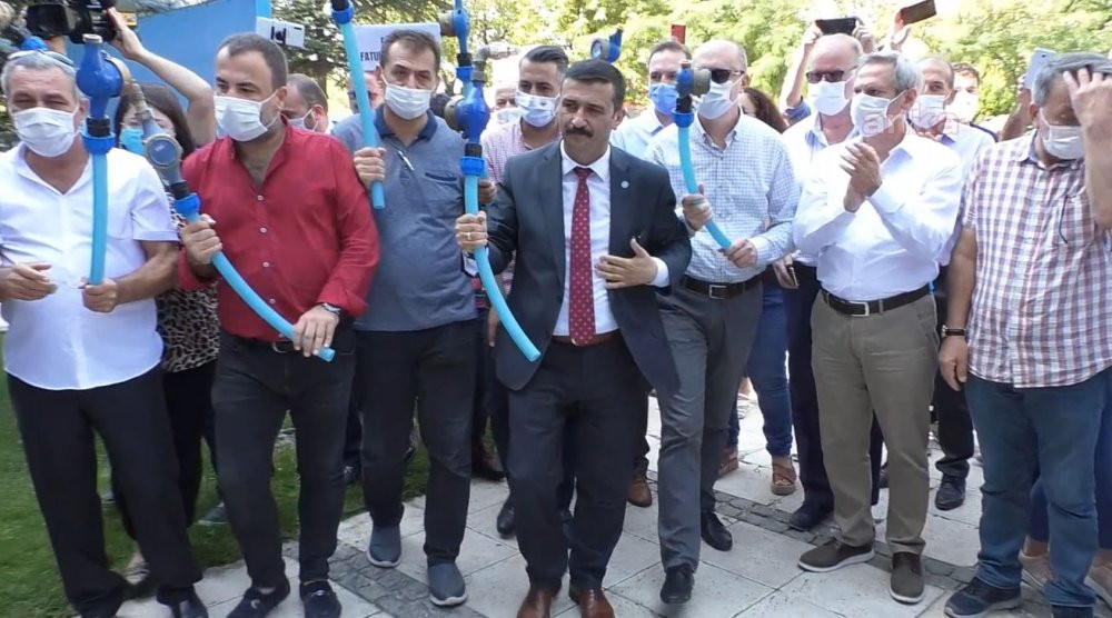 İYİ Parti'den su saatli protesto - Resim : 1