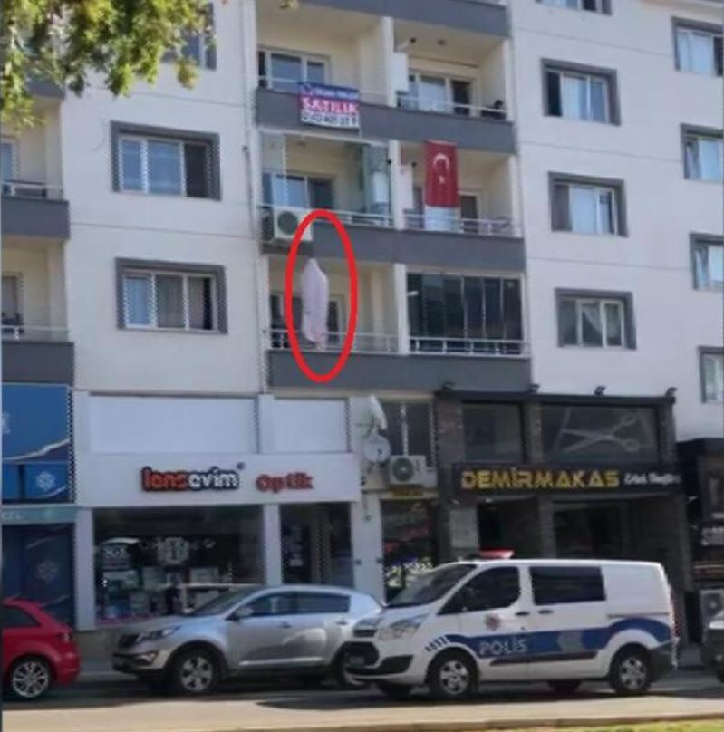 Bursa'da korkunç olay: Evinin balkonunda asılı halde ölü bulundu - Resim : 1