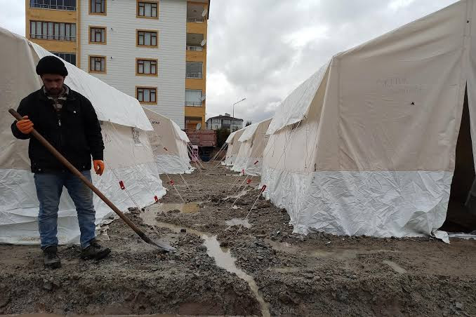 Elazığ'da çadırları su bastı - Resim : 1